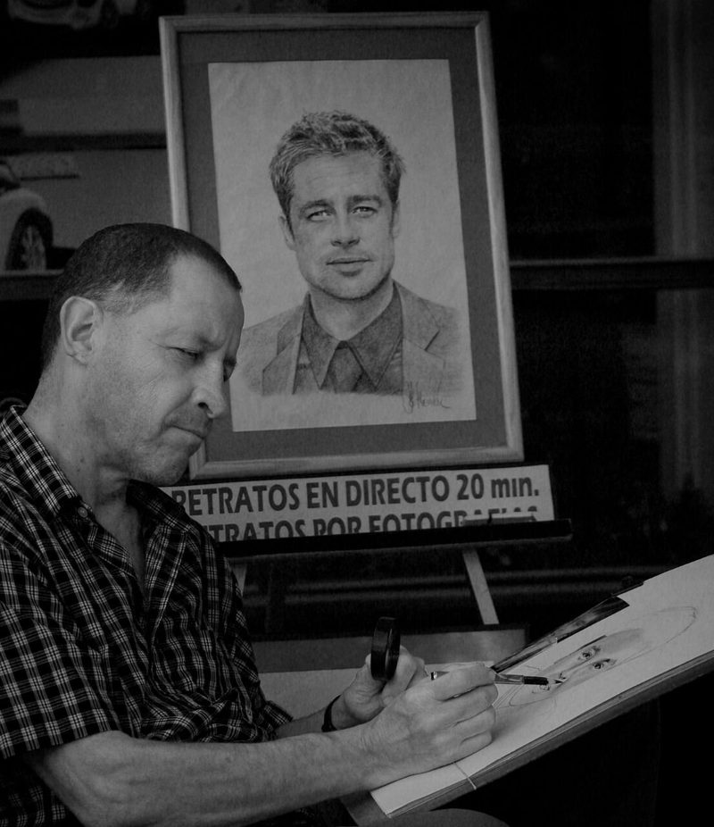 Leonardo Herrera Burgos dibujando en su atelier